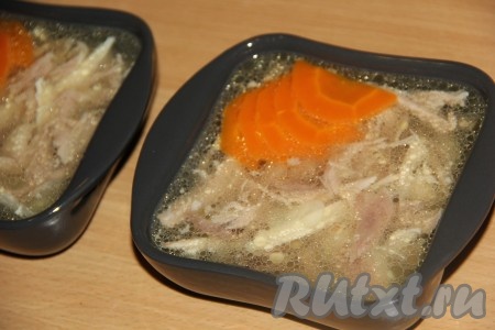 Выложить дольки моркови. По желанию, можно из морковки сделать розочки.
