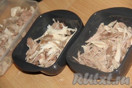 В формы для холодца выложить мясо.&nbsp;Можно использовать пластиковые лоточки с крышкой.
