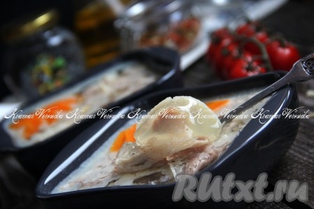 Посмотрите, каким прозрачным получается холодец из курицы и свинины, приготовленный с добавлением желатина. Это аппетитное блюдо и прекрасно разнообразит повседневное и праздничное меню, и насытит, и порадует отличным вкусом, попробуйте!
