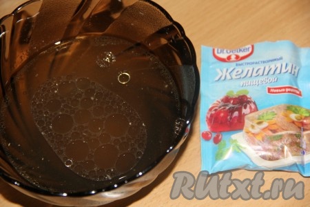 Бульон процедить. В отдельной пиале развести желатин в тёплом бульоне и оставить до полного растворения. Для разведения желатина я использовала 200 мл бульона.
