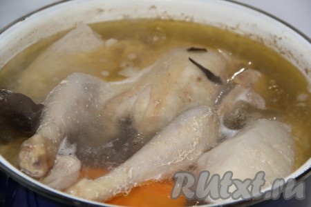 Поставить кастрюлю на огонь и довести до кипения. Снять пенку. Убавить огонь и варить холодец на медленном огне 3 часа под крышкой.
