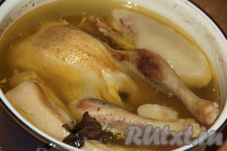 Затем снять кастрюлю с огня и оставить на 3 часа при комнатной температуре. Воду во время варки мяса я не добавляла!
