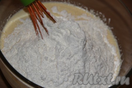 Добавить растопленное, не горячее сливочное масло и перемешать. Всыпать муку и соль.
