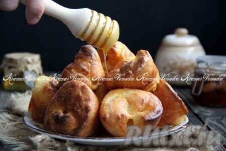 При подаче я решила полить выпрыгивающие булочки мёдом. Эта выпечка внутри полая, поэтому её, при желании, можно наполнить кремом или сливками и у вас получатся восхитительные пирожные. Рецепт приготовления достаточно прост, а в результате получаются замечательные булочки, которые понравятся многим!