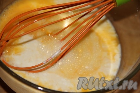 Влить молоко комнатной температуры (!) и перемешать.
