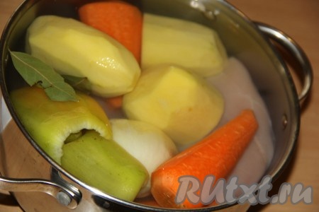 В кастрюлю выложить куриное филе. Картофель, лук и морковь очистить, а затем целиком (не нарезая на части) выложить в кастрюлю. Болгарский перец вымыть, очистить от семян, разрезать на две половинки и тоже выложить в кастрюлю. Влить, примерно, 2 литра воды и добавить лавровый лист. Поставить кастрюлю на огонь и довести до кипения. Снять пенку, убавить огонь и варить 30 минут.
