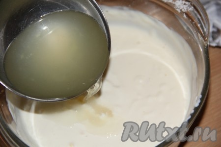 Влить пару половников горячего бульона в сметанную массу и перемешать.