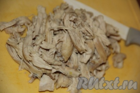 Снять кастрюлю с огня, слить бульон в другую кастрюлю. Филе немного остудить (если вы варите суп не с филе, а с другими частями курицы, то отделите мясо от костей) и порвать на волокна (или нарезать).
