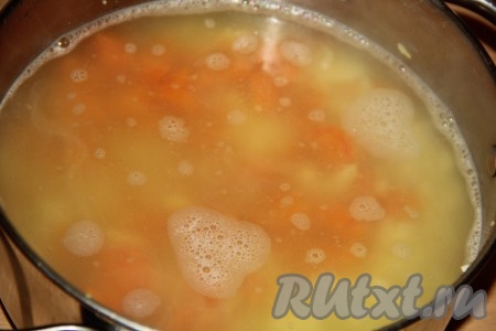 Залить картофель и морковь бульоном, поставить кастрюлю на огонь.&nbsp;
