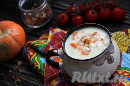 Куриный суп, приготовленный со сметаной и мукой, получается бархатистым, сытным и очень вкусным.
