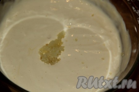 Перемешать сметанную массу венчиком, затем добавить пропущенный через пресс чеснок.
