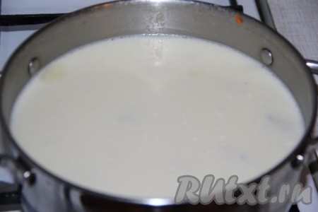 Получившуюся смесь постепенно вылить в кастрюлю, помешивая, затем довести куриный суп на небольшом огне до кипения, посолить, добавить специи по вкусу. Снять кастрюлю с огня.
