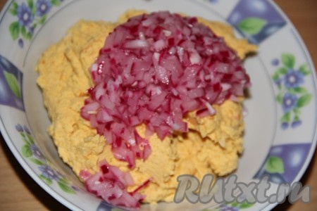 Получившийся паштет из филе куриной грудки, яиц и моркови переложить в миску, посолить по вкусу. Затем добавить маринованный лук, тщательно перемешать и блюдо готово.&nbsp;