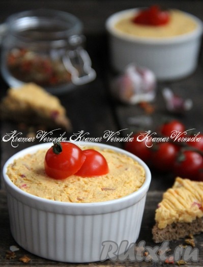 Вкусный, аппетитный паштет, приготовленный из куриной грудки с яйцом, можно сразу подавать к столу, намазав на хлеб или выложив в тарталетки. Но я предпочитаю перед подачей охлаждать его в холодильнике в течение 30 минут. Хранить этот паштет, приготовленный в домашних условиях, нужно в холодильнике в банке с крышкой, но не более 3 дней.