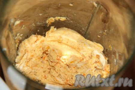 Пробить мясо с морковью погружным блендером до однородного состояния.