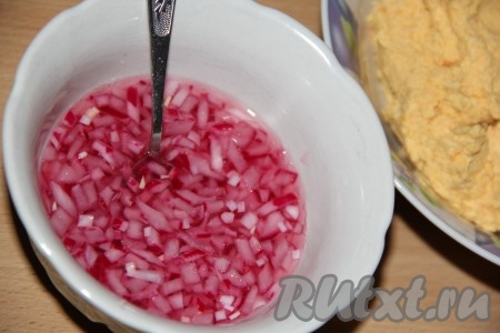 Пока варится мясо, замаринуем лук, для этого 1/3 очищенной луковицы нужно мелко нарезать, добавить уксус, воду и сахар, перемешать и оставить мариноваться минут 30. По прошествии времени откинуть маринованный лук на дуршлаг и дать стечь маринаду.
