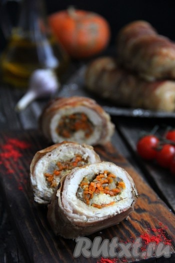 Аппетитные, сочные куриные рулетики с начинкой из моркови и лука, завёрнутые в бекон, подать к столу в горячем виде с любым гарниром. Очень вкусно, попробуйте!