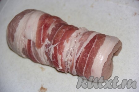 Сверху куриный рулет обмотать полосками бекона. Таким же образом сформировать ещё 3 куриных рулетика с начинкой в беконе.
