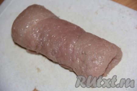 Подвернуть края мяса с двух сторон, а затем свернуть филе в рулет (начинка должна быть полностью закрыта).
