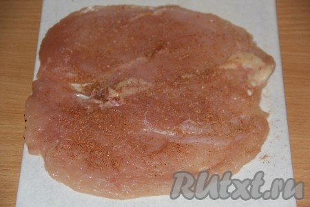 Отбитое мясо посолить с двух сторон и поперчить. Можно добавить любые специи.
