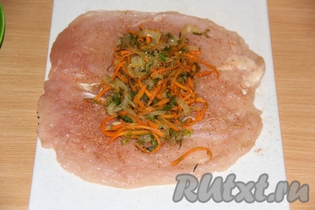 Выложить часть начинки в центр отбитого пласта куриного филе.
