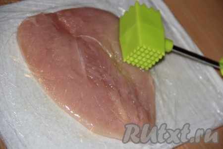 Куриное филе разрезать, как книгу (как на фото), и отбить.
