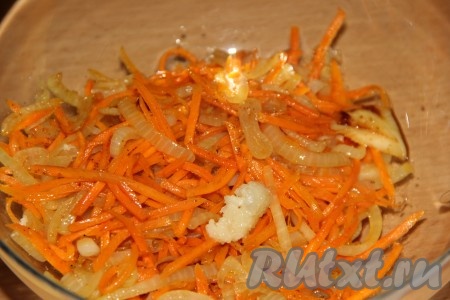 Выложить обжаренные овощи в тарелку, дать немного остыть, затем добавить чеснок, пропущенный через пресс.
