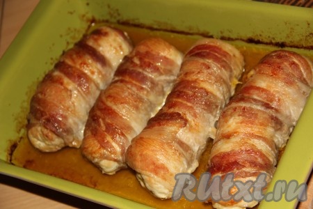 Запекать при температуре 220 градусов, примерно, 25-30 минут.
