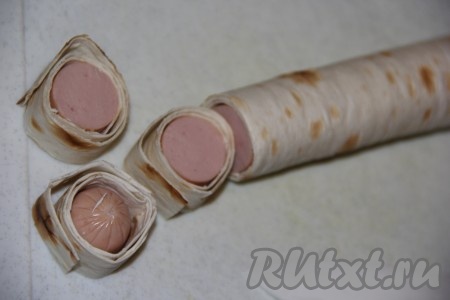 Нарезать сосиски на шайбы шириной 1 см.