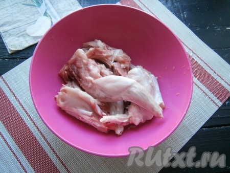 Тушку кролика порубить на части, хорошо вымыть, обсушить.
