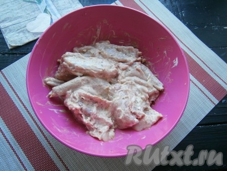 Хорошенько перемешать и оставить кролика в майонезно-горчичном маринаде на 2 часа в прохладном месте.
