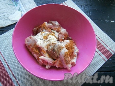 Кусочки кролика посыпать специями, солью, чёрным молотым перцем, добавить майонез, пропущенный через пресс чеснок и горчицу.
