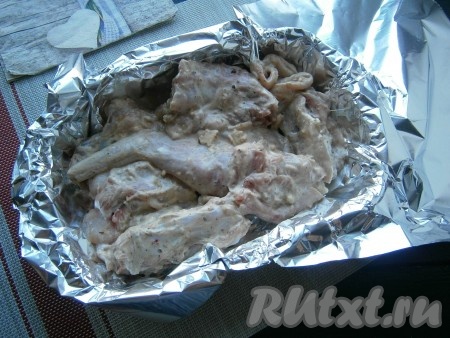 Подходящую форму для запекания застелить фольгой, смазать дно растительным маслом, выложить части кролика в один слой.