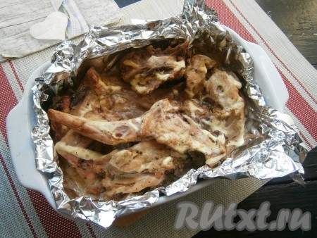 Накрыть форму с кроликом в майонезно-горчичном маринаде листом фольги и отправить в холодную духовку. Выставить температуру 180 градусов, запекать около 45-50 минут, после чего убрать фольгу, температуру выставить 190-200 градусов. Запекать мясо ещё минут 15, чтобы оно подрумянилось.