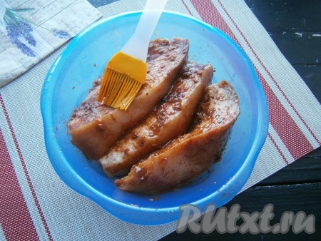 Приготовленным соусом-маринадом щедро смазать куски свиной щековины со всех сторон. Миску с щековиной накрыть и оставить в прохладном месте на сутки.
