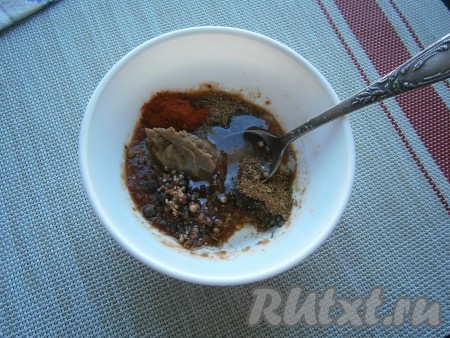 К аджике и соевому соусу добавить горчицу, паприку, приправу, сухую аджику, всыпать кориандр, соль.
