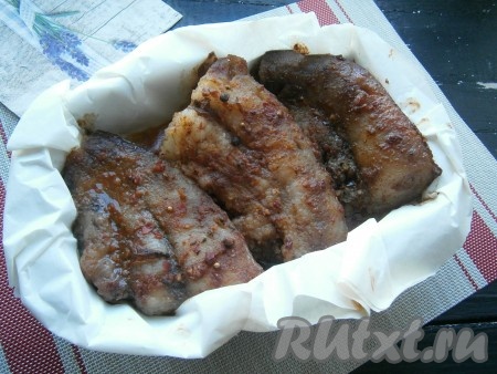 Форму со свиной щековиной накрыть фольгой и отправить в разогретую до 180 градусов духовку на 1 час. Затем фольгу убрать и запечь щековину ещё 30 минут, увеличив температуру до 190-200 градусов.
