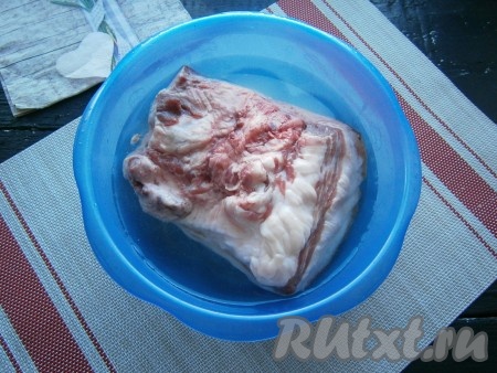 Щековину замочить на 2-3 часа в тёплой воде, затем хорошо промыть и поскоблить шкуру.

