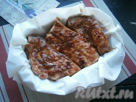 По прошествии суток щековину выложить в форму для запекания, застеленную пергаментом, так, чтобы куски сала лежали плотно друг к другу.
