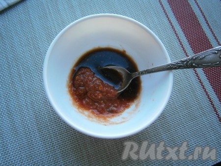 Далее рассол слить, щековину обсушить бумажными полотенцами. Приготовить соус-маринад: к острой аджике добавить соевый соус.
