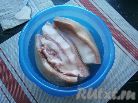 Приготовить рассол, смешав 1 литр воды и 3 столовые ложки крупной соли. В получившийся рассол поместить щековину. 
