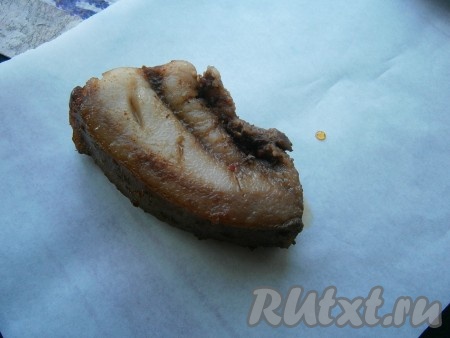 Если любите, вкуснейшую свиную щековину, приготовленную в духовке, можно кушать и в тёплом виде. Я же предпочитаю дать готовой щековине остыть, затем каждый кусок выложить на лист пергамента.
