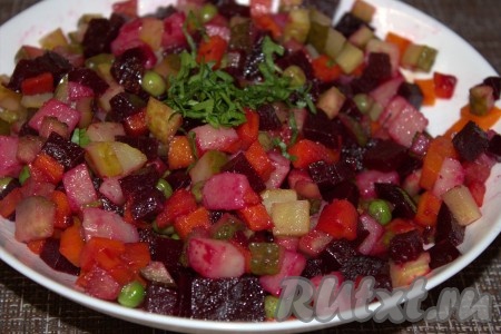 Петрушку вымыть, обсушить, мелко нарезать. В миске соединить нарезанные картошку, морковь, свеклу, огурцы и петрушку, добавить горошек, заправить винегрет нерафинированным растительным маслом, при необходимости, посолить.
