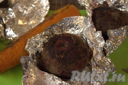 Готовые свеклу, морковь и картошку остудить и очистить.
