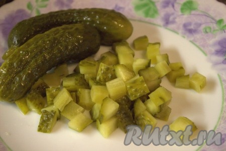 Маринованные огурцы нарезать небольшими кубиками.
