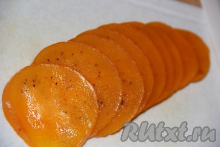 В качестве начинки для этого пирога лучше взять хурму поплотнее без косточек. Вымыть хурму и нарезать на кружочки.
