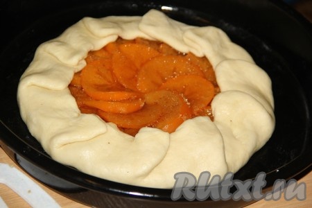 Завернуть края теста внахлёст.