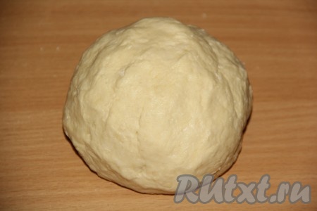 Замесить мягкое и нежное тесто, не липнущее к рукам. Если тесто будет липнуть, то припылите его немного мукой.&nbsp;
