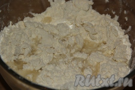 Перетереть получившуюся массу в крошку, затем влить холодную воду.
