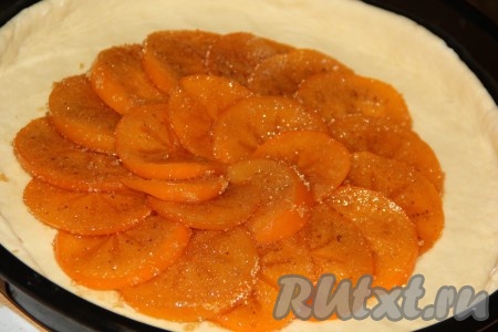 Переложить круг теста на противень. Выложить хурму внахлёст по кругу, оставляя от края теста, примерно, 5 см (как на фото).
